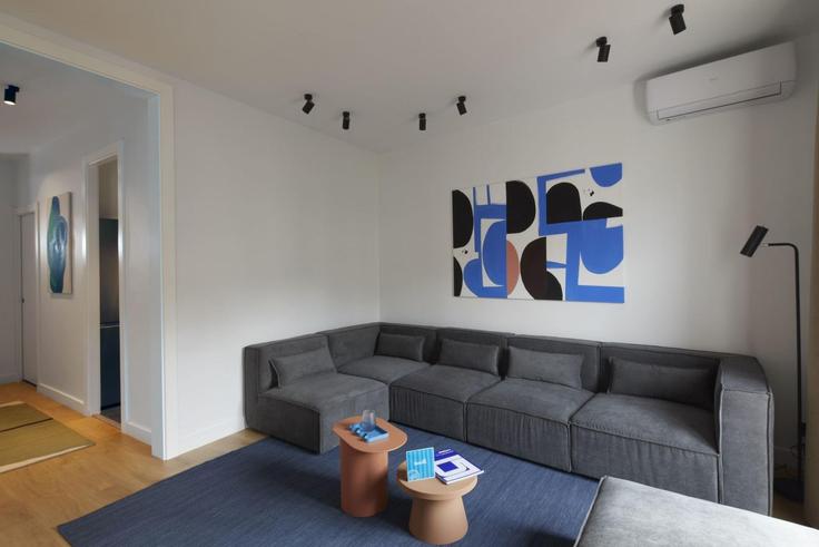 Elegante sala de estar con mobiliario moderno en un apartamento en Building Carrer de Rocafort - sweett - 1053370 - BCN en Eixample, Barcelona Elegante sala de estar con mobiliario moderno en un apartamento en Building Carrer de Rocafort - sweett - 1053370 - BCN en Eixample, Barcelona