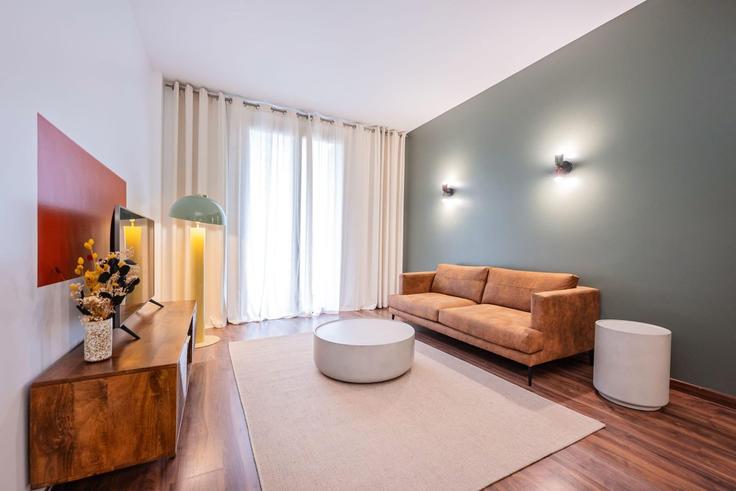 Elegante sala de estar con mobiliario moderno en un apartamento en Building Carrer de Bailèn - sweett - 1053433 - BCN en Eixample, Barcelona Elegante sala de estar con mobiliario moderno en un apartamento en Building Carrer de Bailèn - sweett - 1053433 - BCN en Eixample, Barcelona