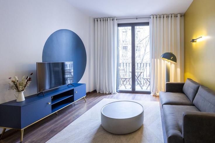Elegante sala de estar con mobiliario moderno en un apartamento en Building Carrer de Bailèn - sweett - 1053442 - BCN en Eixample, Barcelona