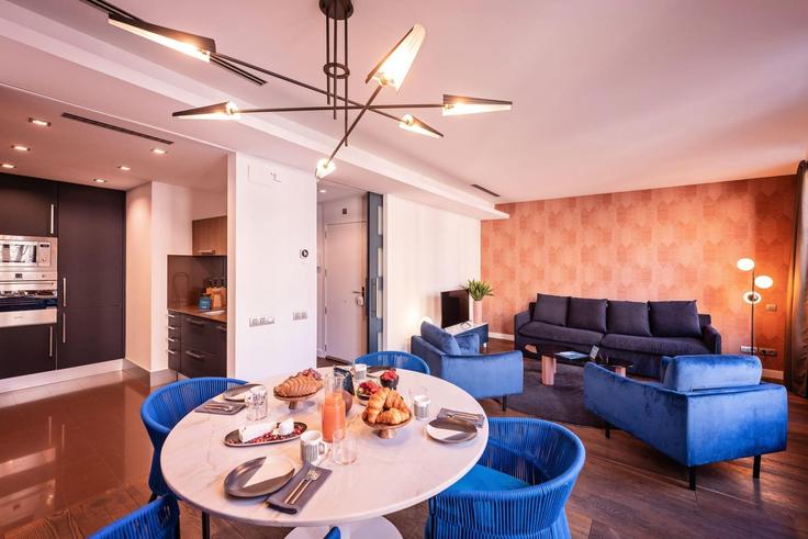 Elegante sala de estar con mobiliario moderno en un apartamento en Building Rambla de Catalunya - sweett - 1053486 - BCN en Eixample, Barcelona