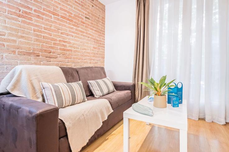 Elegante sala de estar con mobiliario moderno en un apartamento en Building Carrer de Villarroel - sweett - 1053509 - BCN en Eixample, Barcelona Elegante sala de estar con mobiliario moderno en un apartamento en Building Carrer de Villarroel - sweett - 1053509 - BCN en Eixample, Barcelona