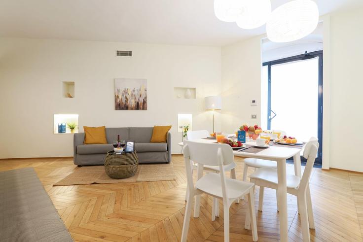 Mesa de jantar com cadeiras elegantes em um apartamento no Building Piazza Santo Stefano - sweett - 1053322 - ITA em Milan, Milan
