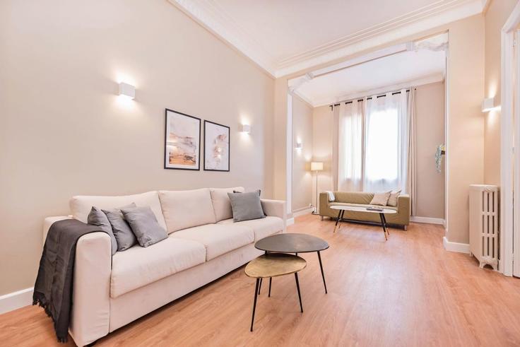 Barcelona EixampleのBuilding Carrer de Sepúlveda - sweett - 1321186のアパートメントにある、モダンな家具を備えたエレガントなデザインのリビングルーム Barcelona EixampleのBuilding Carrer de Sepúlveda - sweett - 1321186のアパートメントにある、モダンな家具を備えたエレガントなデザインのリビングルーム