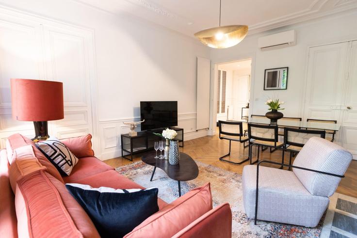 Elegant gestaltetes Wohnzimmer mit moderner Einrichtung in einer Wohnung im Building Avenue de Wagram - sweett - 1053950 - PAR in 8th arrondissement, Paris