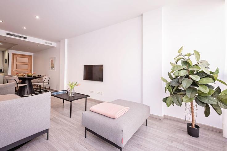 Elegante sala de estar con mobiliario moderno en un apartamento en Building Carrer de València - sweett - 1054003 - BCN en Eixample, Barcelona