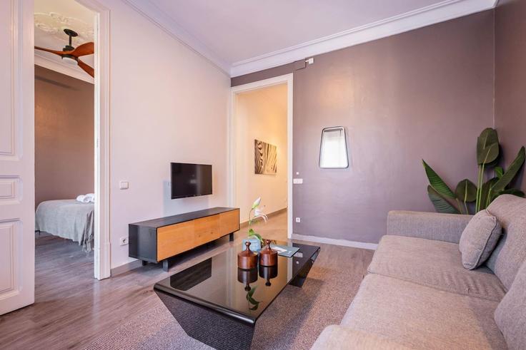 Elegante sala de estar con mobiliario moderno en un apartamento en Building Carrer de Rocafort - sweett - 1053656 - BCN en Eixample, Barcelona Elegante sala de estar con mobiliario moderno en un apartamento en Building Carrer de Rocafort - sweett - 1053656 - BCN en Eixample, Barcelona