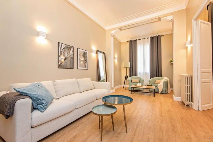 Elegante sala de estar con mobiliario moderno en un apartamento en Building Carrer de Sepúlveda - sweett - 1321174 en Eixample, Barcelona Elegante sala de estar con mobiliario moderno en un apartamento en Building Carrer de Sepúlveda - sweett - 1321174 en Eixample, Barcelona