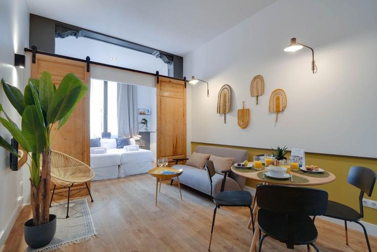Barcelona EixampleのBuilding Carrer de Sepúlveda - sweett - 1053600 - BCNのアパートメントにある、モダンな家具を備えたエレガントなデザインのリビングルーム