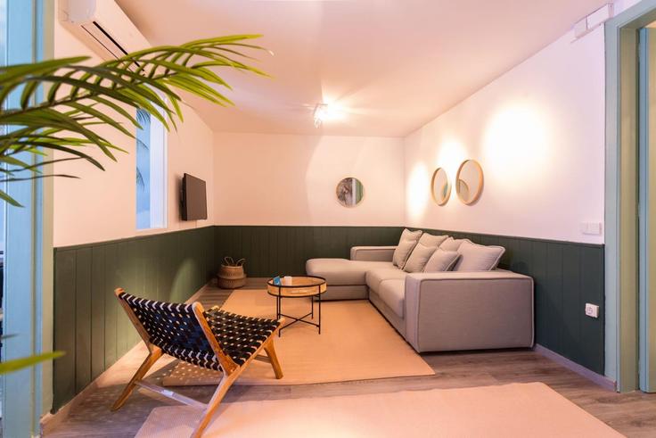 Elegante sala de estar con mobiliario moderno en un apartamento en Building Carrer de Rocafort - sweett - 1053563 - BCN en Eixample, Barcelona Elegante sala de estar con mobiliario moderno en un apartamento en Building Carrer de Rocafort - sweett - 1053563 - BCN en Eixample, Barcelona