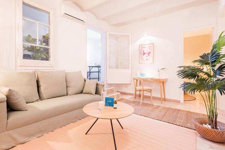 Elegante sala de estar con mobiliario moderno en un apartamento en Building Carrer de Rocafort - sweett - 1053565 - BCN en Eixample, Barcelona Elegante sala de estar con mobiliario moderno en un apartamento en Building Carrer de Rocafort - sweett - 1053565 - BCN en Eixample, Barcelona