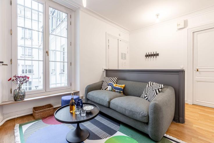 Building Rue Pierre Lescot - sweett - 1054048 - PAR adresindeki bir dairede modern mobilyalarla zarif bir şekilde tasarlanmış oturma odası 1st arrondissement, Paris Building Rue Pierre Lescot - sweett - 1054048 - PAR adresindeki bir dairede modern mobilyalarla zarif bir şekilde tasarlanmış oturma odası 1st arrondissement, Paris