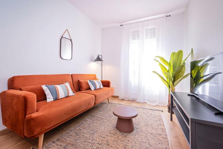Sala de estar elegantemente projetada com móveis modernos em um apartamento no Building Carrer del Comte d'Urgell - sweett - 1053728 - BCN em Eixample, Barcelona