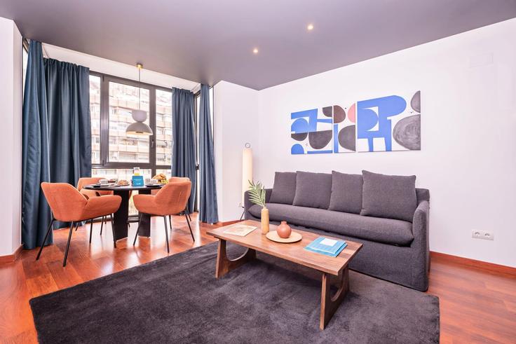 Salle de séjour élégante avec mobilier moderne dans un appartement à Building Avinguda de Roma - sweett - 1053955 - BCN à Eixample, Barcelona