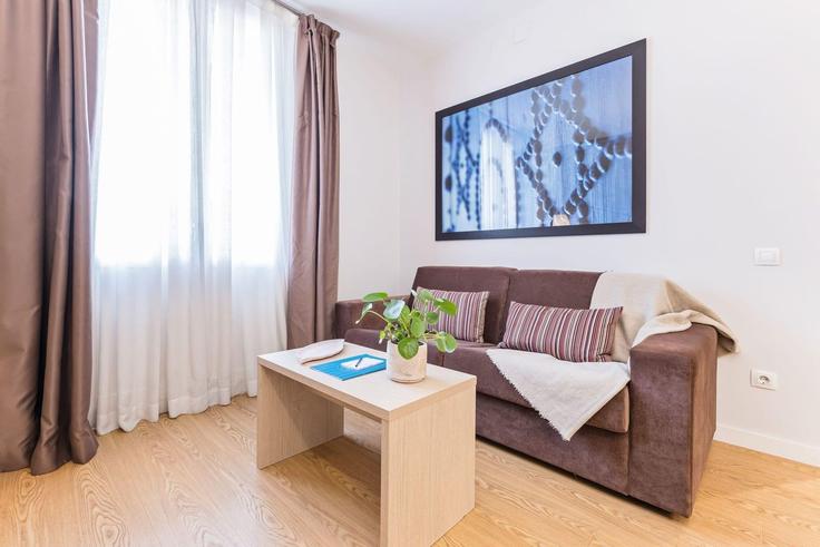 Elegant gestaltetes Wohnzimmer mit moderner Einrichtung in einer Wohnung im Building Carrer de Villarroel - sweett - 1053503 - BCN in Eixample, Barcelona