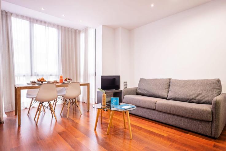 Elegante sala de estar con mobiliario moderno en un apartamento en Building Carrer d'Aragó - sweett - 1053418 - BCN en Eixample, Barcelona Elegante sala de estar con mobiliario moderno en un apartamento en Building Carrer d'Aragó - sweett - 1053418 - BCN en Eixample, Barcelona