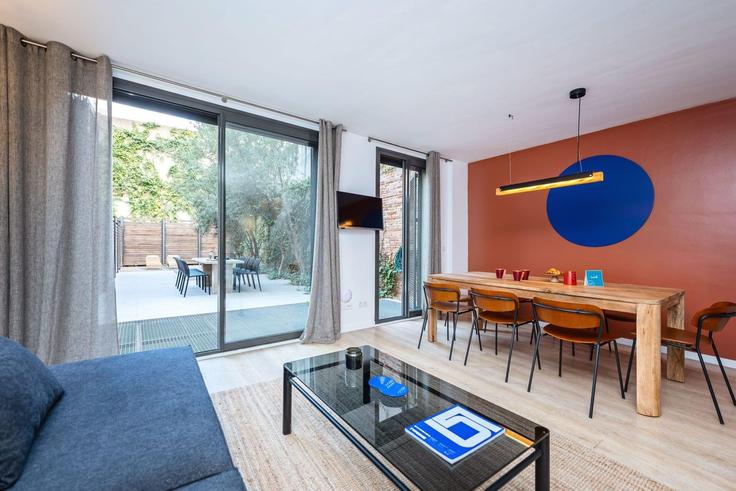 Elegantly designed living room with modern furnishings in an apartment at Building Carrer de Girona - sweett - 1053464 - BCN in Eixample, Barcelona Elegantly designed living room with modern furnishings in an apartment at Building Carrer de Girona - sweett - 1053464 - BCN in Eixample, Barcelona