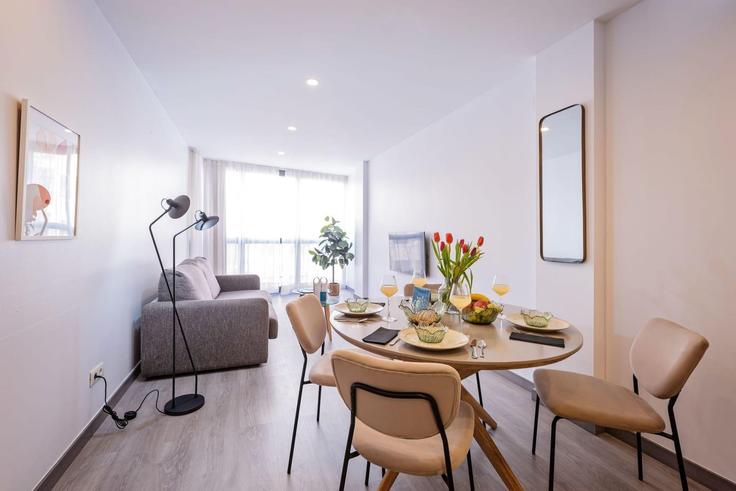 Mesa de jantar com cadeiras elegantes em um apartamento no Building Carrer de València - sweett - 1053998 - BCN em Eixample, Barcelona Mesa de jantar com cadeiras elegantes em um apartamento no Building Carrer de València - sweett - 1053998 - BCN em Eixample, Barcelona