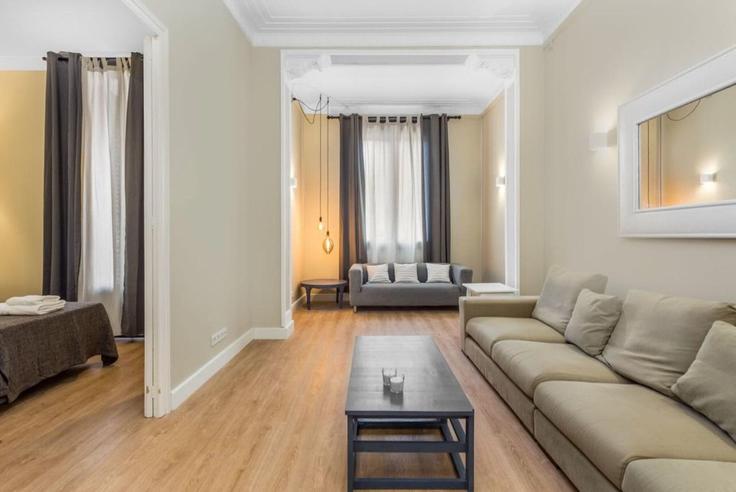 Elegante sala de estar con mobiliario moderno en un apartamento en Building Carrer de Sepúlveda - sweett - 1321187 en Eixample, Barcelona Elegante sala de estar con mobiliario moderno en un apartamento en Building Carrer de Sepúlveda - sweett - 1321187 en Eixample, Barcelona