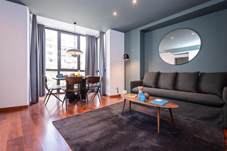 Eixample, Barcelona에 위치한 Building Avinguda de Roma - sweett - 1053961 - BCN 유닛의 세련된 인테리어가 돋보이는 거실 Eixample, Barcelona에 위치한 Building Avinguda de Roma - sweett - 1053961 - BCN 유닛의 세련된 인테리어가 돋보이는 거실