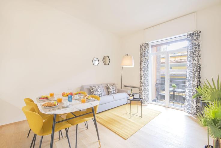 Building Via Flavio Baracchini - sweett - 1053534 - ITA adresindeki bir dairede şık sandalyeli yemek masası Milan, Milan Building Via Flavio Baracchini - sweett - 1053534 - ITA adresindeki bir dairede şık sandalyeli yemek masası Milan, Milan