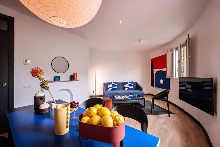 Salle de séjour élégante avec mobilier moderne dans un appartement à Building Carrer d'Aragó - sweett - 1053405 - BCN à Eixample, Barcelona