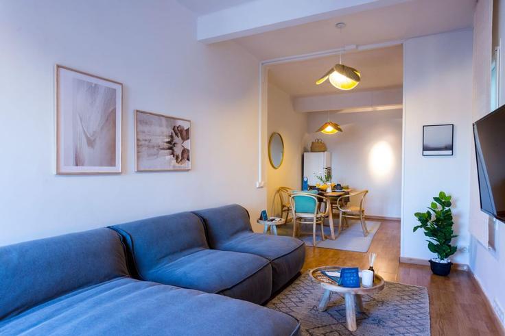 Elegante sala de estar con mobiliario moderno en un apartamento en Building Carrer de Rocafort - sweett - 1053561 - BCN en Eixample, Barcelona