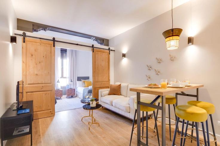 Barcelona EixampleのBuilding Carrer de Sepúlveda - sweett - 1053313 - BCNのアパートメントにある、モダンな家具を備えたエレガントなデザインのリビングルーム