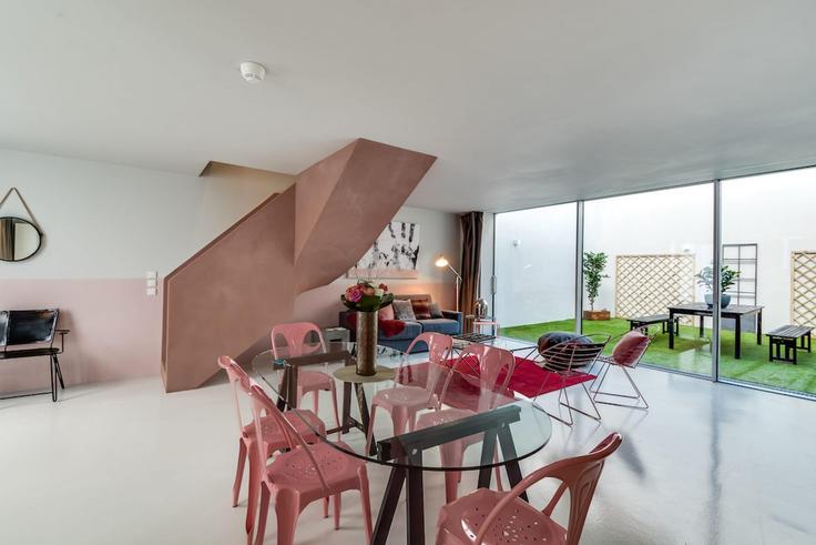 Sala de estar elegantemente projetada com móveis modernos em um apartamento no Building Boulevard Brune - sweett - 1053298 - PAR em 14th arrondissement, Paris Sala de estar elegantemente projetada com móveis modernos em um apartamento no Building Boulevard Brune - sweett - 1053298 - PAR em 14th arrondissement, Paris