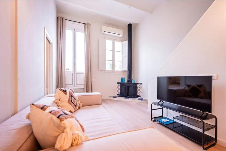 Elegante sala de estar con mobiliario moderno en un apartamento en Building Carrer de Pau Claris - sweett - 1053921 - BCN en Eixample, Barcelona