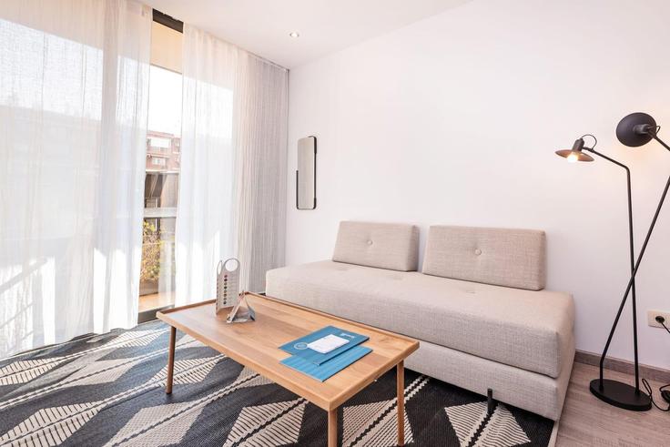 Elegant gestaltetes Wohnzimmer mit moderner Einrichtung in einer Wohnung im Building Carrer de València - sweett - 1054017 - BCN in Eixample, Barcelona Elegant gestaltetes Wohnzimmer mit moderner Einrichtung in einer Wohnung im Building Carrer de València - sweett - 1054017 - BCN in Eixample, Barcelona