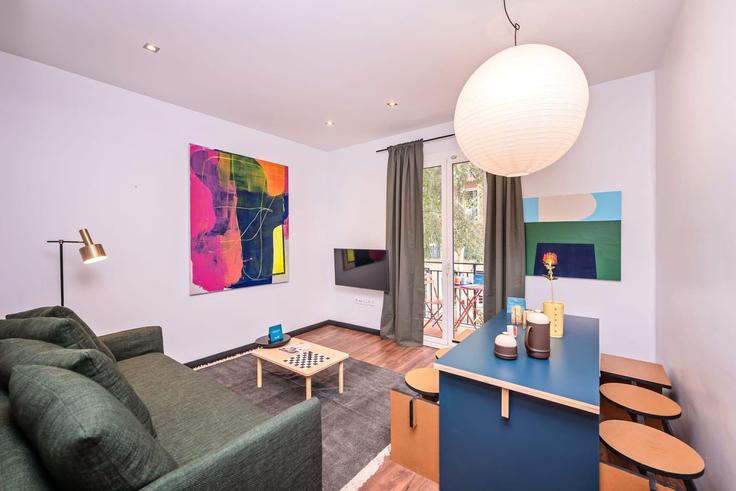 Elegante sala de estar con mobiliario moderno en un apartamento en Building Carrer d'Aragó - sweett - 1053398 - BCN en Eixample, Barcelona Elegante sala de estar con mobiliario moderno en un apartamento en Building Carrer d'Aragó - sweett - 1053398 - BCN en Eixample, Barcelona