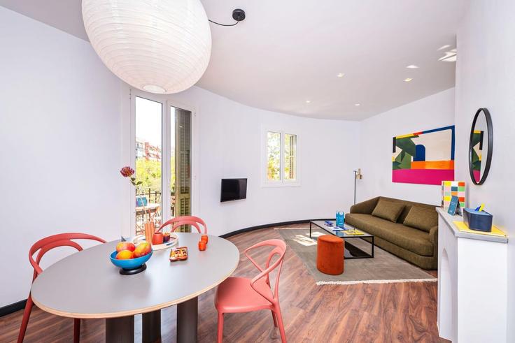 Elegante sala de estar con mobiliario moderno en un apartamento en Building Carrer d'Aragó - sweett - 1053403 - BCN en Eixample, Barcelona Elegante sala de estar con mobiliario moderno en un apartamento en Building Carrer d'Aragó - sweett - 1053403 - BCN en Eixample, Barcelona