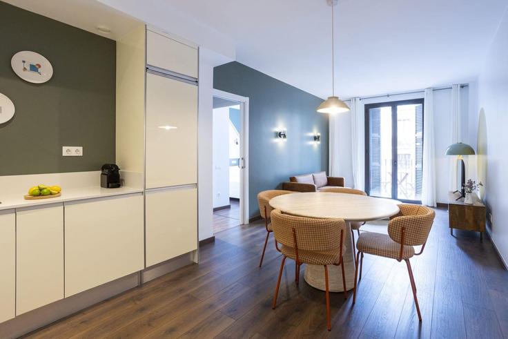 Barcelona EixampleのBuilding Carrer de Bailèn - sweett - 1053431 - BCNのアパートメントにある、モダンな家具を備えたエレガントなデザインのリビングルーム Barcelona EixampleのBuilding Carrer de Bailèn - sweett - 1053431 - BCNのアパートメントにある、モダンな家具を備えたエレガントなデザインのリビングルーム