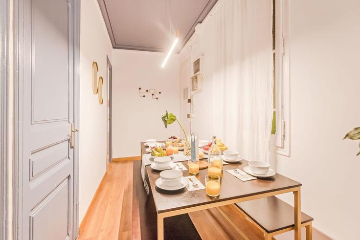 Mesa de comedor con elegantes sillas en un apartamento en Building Carrer de Rocafort - sweett - 1053585 - BCN en Eixample, Barcelona Mesa de comedor con elegantes sillas en un apartamento en Building Carrer de Rocafort - sweett - 1053585 - BCN en Eixample, Barcelona