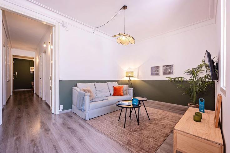Salle de séjour élégante avec mobilier moderne dans un appartement à Building Carrer de Rocafort - sweett - 1053580 - BCN à Eixample, Barcelona