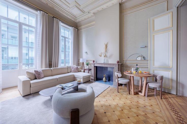 Elegante sala de estar con mobiliario moderno en un apartamento en Building Rue de Spa - sweett - 1321179 en Brussels, Brussels