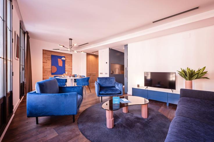 Sala de estar elegantemente projetada com móveis modernos em um apartamento no Building Rambla de Catalunya - sweett - 1053486 - BCN em Eixample, Barcelona Sala de estar elegantemente projetada com móveis modernos em um apartamento no Building Rambla de Catalunya - sweett - 1053486 - BCN em Eixample, Barcelona