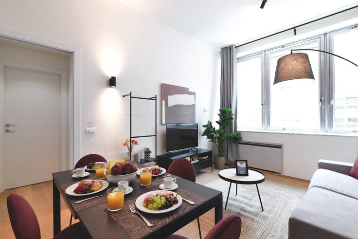 Sala de estar elegantemente projetada com móveis modernos em um apartamento no Building Via Flavio Baracchini - sweett - 1053361 - ITA em Milan, Milan