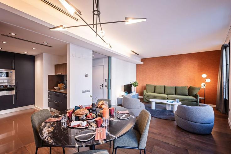 Elegante sala de estar con mobiliario moderno en un apartamento en Building Rambla de Catalunya - sweett - 1053488 - BCN en Eixample, Barcelona
