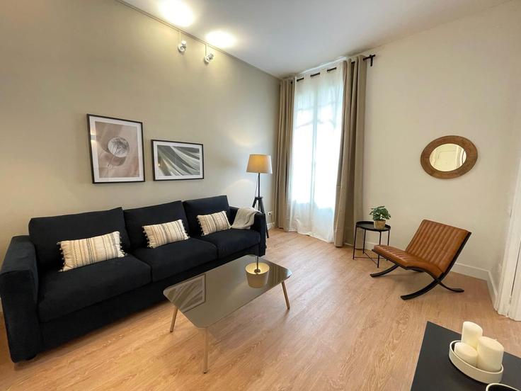 Elegante sala de estar con mobiliario moderno en un apartamento en Building Carrer de Sepúlveda - sweett - 1321178 en Eixample, Barcelona