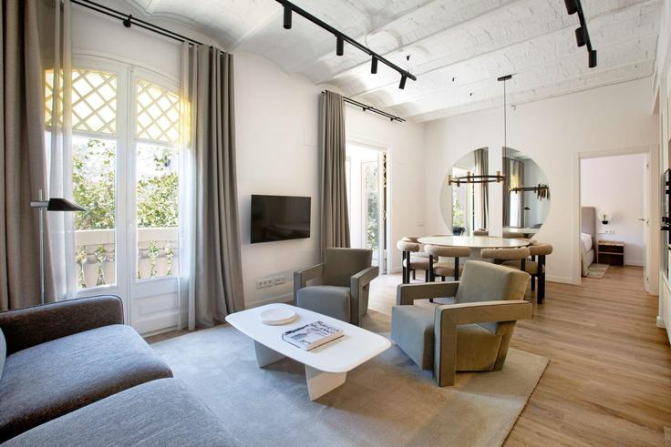 Elegante sala de estar con mobiliario moderno en un apartamento en Building Avinguda Diagonal - sweett - 1053749 - BCN en Eixample, Barcelona Elegante sala de estar con mobiliario moderno en un apartamento en Building Avinguda Diagonal - sweett - 1053749 - BCN en Eixample, Barcelona