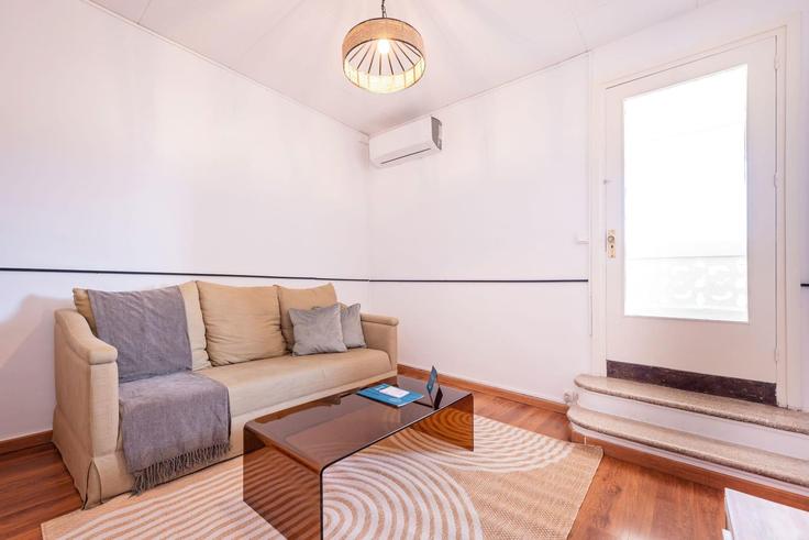 Elegante sala de estar con mobiliario moderno en un apartamento en Building Carrer de Rocafort - sweett - 1053567 - BCN en Eixample, Barcelona Elegante sala de estar con mobiliario moderno en un apartamento en Building Carrer de Rocafort - sweett - 1053567 - BCN en Eixample, Barcelona