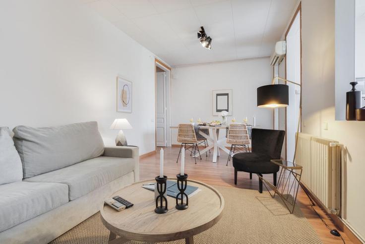 Salle de séjour élégante avec mobilier moderne dans un appartement à Building Carrer de Rocafort - sweett - 1053659 - BCN à Eixample, Barcelona