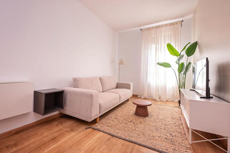 Elegante sala de estar con mobiliario moderno en un apartamento en Building Carrer del Comte d'Urgell - sweett - 1053735 - BCN en Eixample, Barcelona