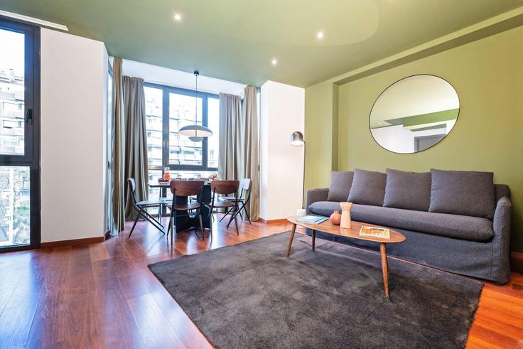 Elegante sala de estar con mobiliario moderno en un apartamento en Building Avinguda de Roma - sweett - 1053956 - BCN en Eixample, Barcelona Elegante sala de estar con mobiliario moderno en un apartamento en Building Avinguda de Roma - sweett - 1053956 - BCN en Eixample, Barcelona