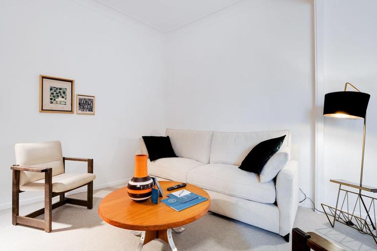 Elegant gestaltetes Wohnzimmer mit moderner Einrichtung in einer Wohnung im Building Carrer de Rocafort - sweett - 1053647 - BCN in Eixample, Barcelona