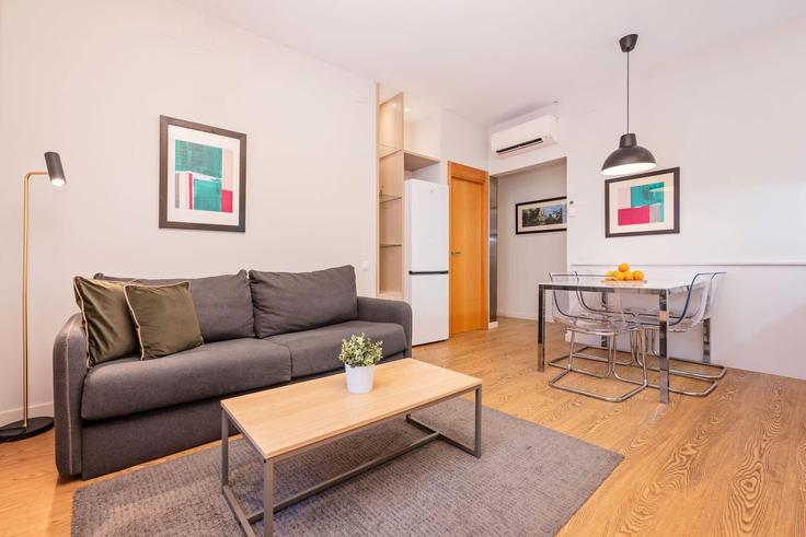 Salle de séjour élégante avec mobilier moderne dans un appartement à Building Carrer de Villarroel - sweett - 1053511 - BCN à Eixample, Barcelona Salle de séjour élégante avec mobilier moderne dans un appartement à Building Carrer de Villarroel - sweett - 1053511 - BCN à Eixample, Barcelona