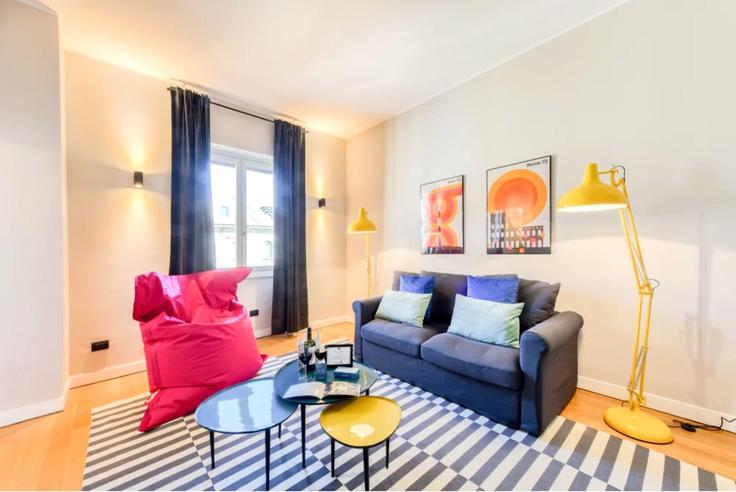 Sala de estar elegantemente projetada com móveis modernos em um apartamento no Building Piazza Mentana - sweett - 1053636 - ITA em Milan, Milan