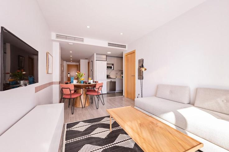 Elegante sala de estar con mobiliario moderno en un apartamento en Building Carrer de València - sweett - 1054010 - BCN en Eixample, Barcelona Elegante sala de estar con mobiliario moderno en un apartamento en Building Carrer de València - sweett - 1054010 - BCN en Eixample, Barcelona
