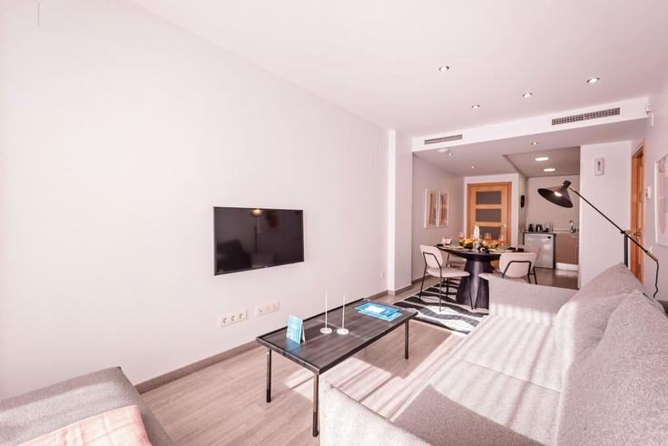 Elegante sala de estar con mobiliario moderno en un apartamento en Building Carrer de València - sweett - 1054015 - BCN en Eixample, Barcelona